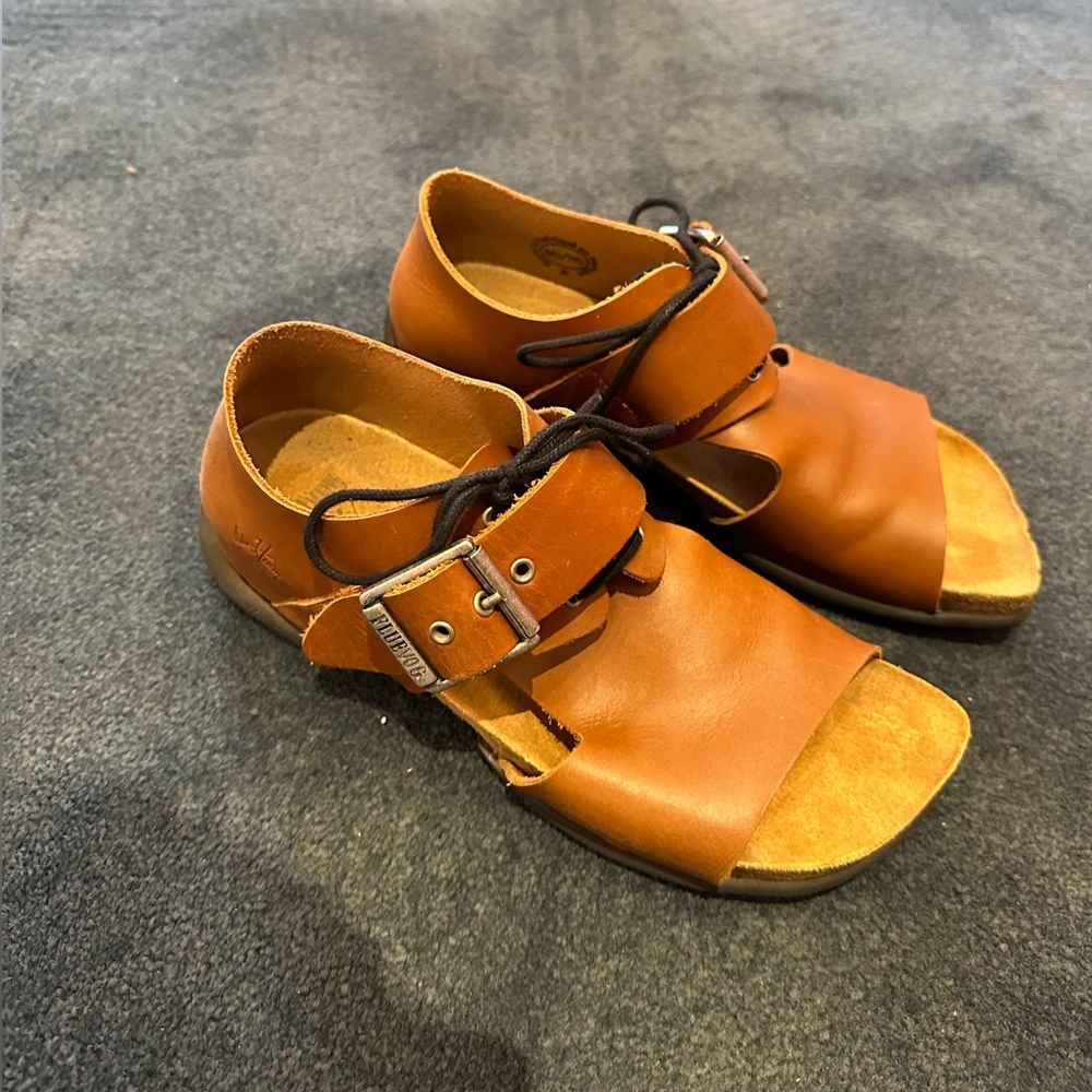 John Fluevog PEACEMAKER
RIGOBERTA
LACE-UP BUCKLE SANDALS
